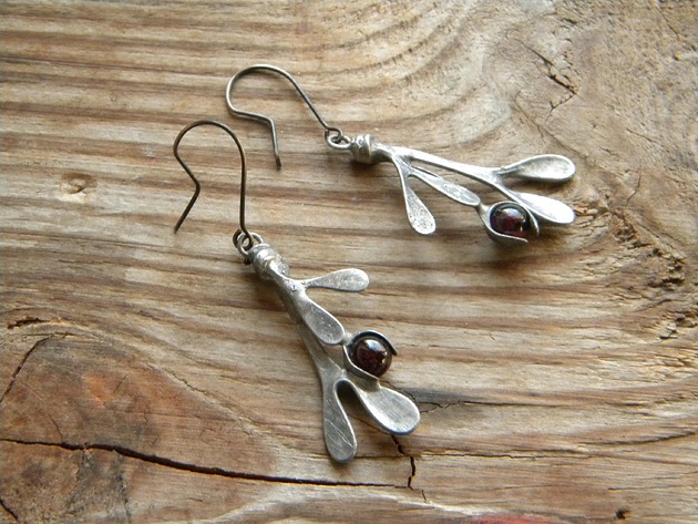 kolczyki wire wrapping Granaty  -  gałązki  -długie  kolczyki