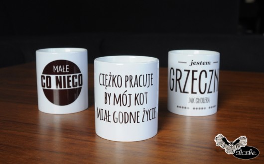 Kubek 330ml Ciężko pracuje by mój kot .. Sowia Aleja
