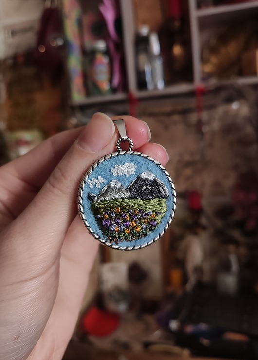 wisiory Haftowany wisiorek z pejzażem