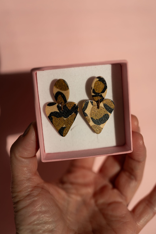 kolczyki z masy plastycznej Kolczyki sztyfty serca w panterkę