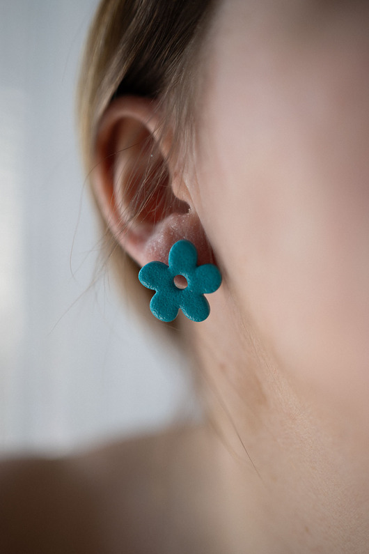 kolczyki z masy plastycznej Sztyfty kwiatki mini turkusowe