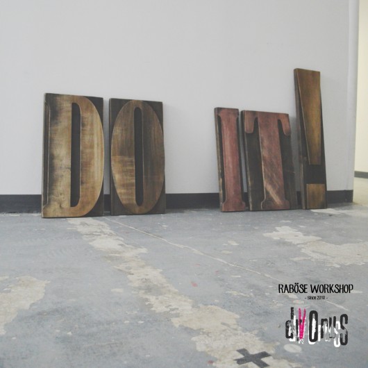 Olbrzymie drewiane czcionki na ścianę DO IT! Rabose Workshop