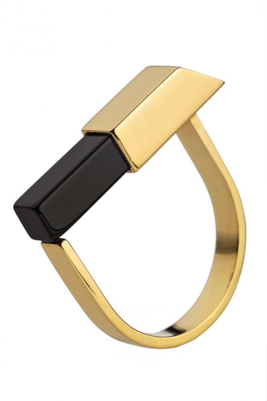 pierścionek z kolekcji EDGY/ GOLD/ONYX/U Daria Siwiak Jewellery