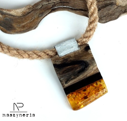 Wood&Amber Wisior  Maszyneria