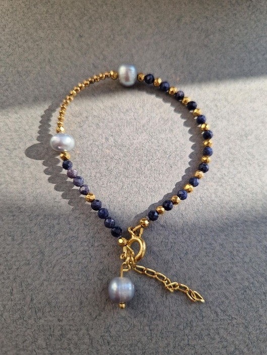 bransoletki z kamieni naturalnych Bransoletka z niebieskich szafirów i szarych pereł