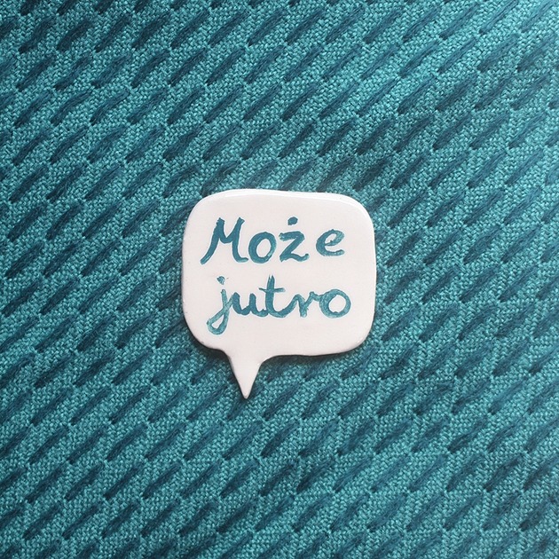 broszki Broszka ceramiczna z napisem MOŻE JUTRO