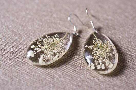Kolczyki z białymi kwiatkami w żywicy So Jewelry