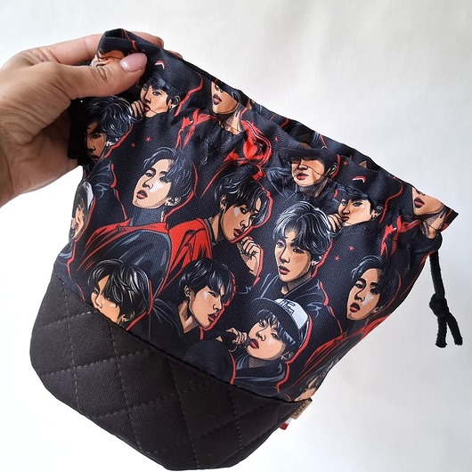kosmetyczki Kosmetyczka worek mały " chłopaki w rytmie K-POP czarny "