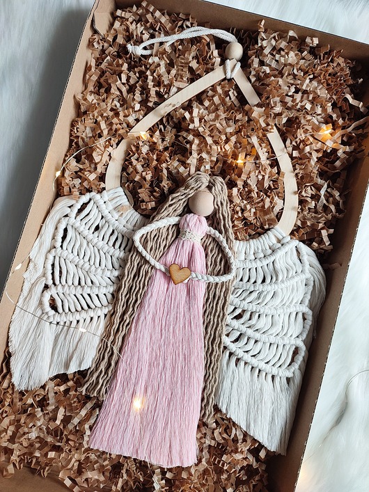 makramy Ręcznie robiony anioł makramowy z sercem