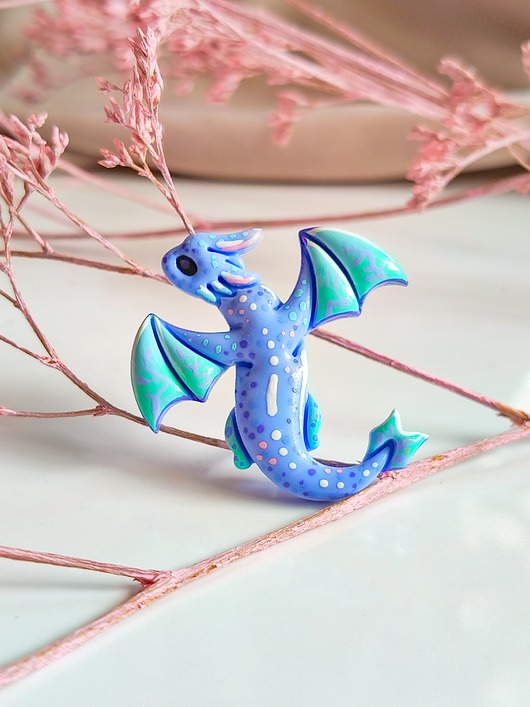 przypinki Magiczna przypinka pastelowy niebieski smok. Uroczy pin w magicznym stylu