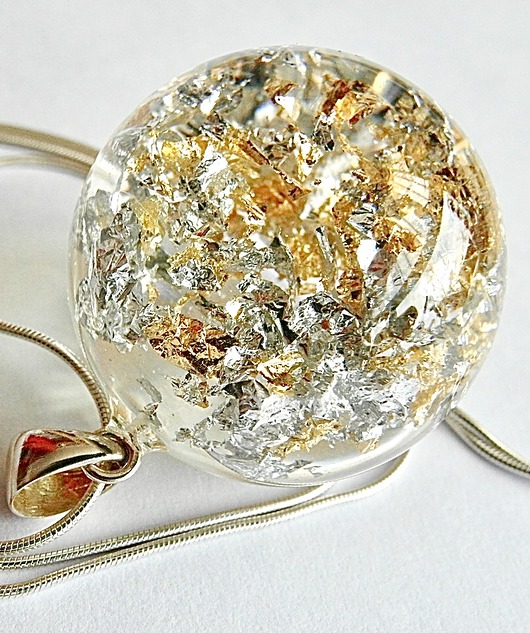 Wisior z żywicy i metalicznych płatków Grol Jewellery
