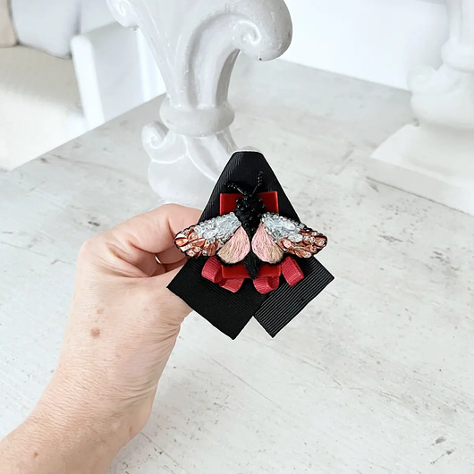 broszki Broszka ART ĆMA 1 ręcznie haftowana przypinka owady koraliki