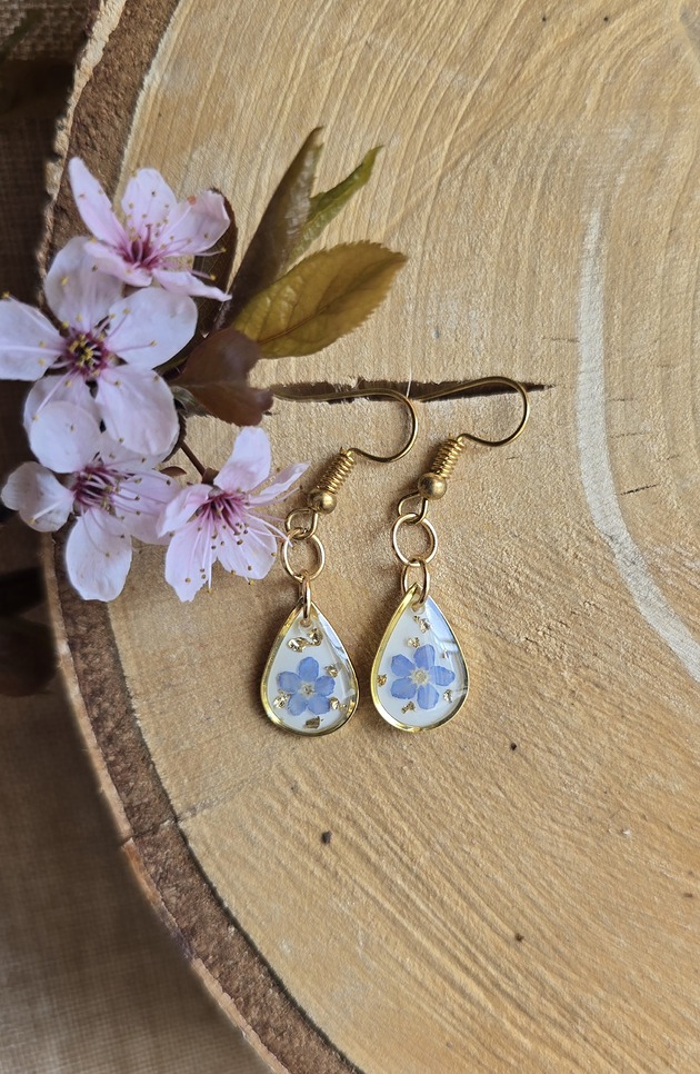 kolczyki z żywicy Kolczyki z kwiatami niezapominajkami złote łezki