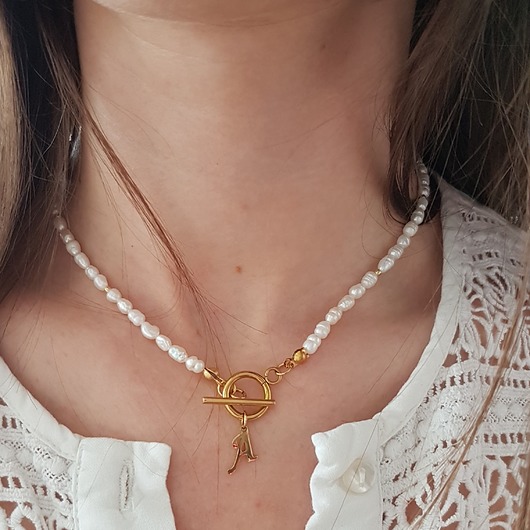 choker z pereł z literką D LEI handmade 