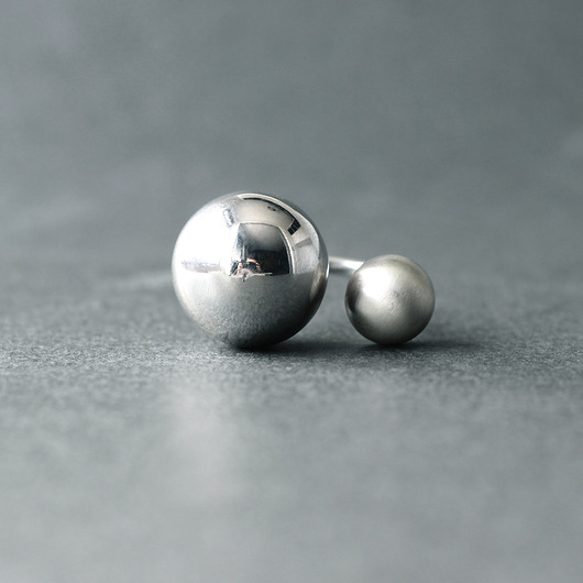 pierścionki srebrne Duży pierścionek otwarty z srebrnymi kulkami 20 mm i 12 mm