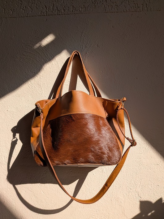 torby na ramię Średniej wielkości torebka ze skóry naturalnej z włosem