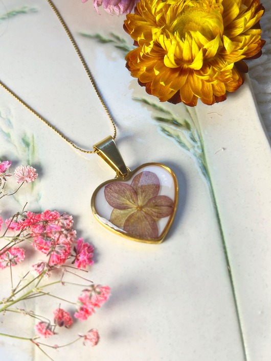 złote naszyjniki Przepiękny naszyjnik serce z hortensją - idealny prezent