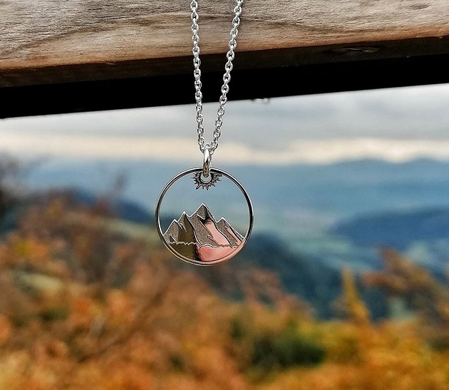 wisiory Naszyjnik - góry ze słońcem