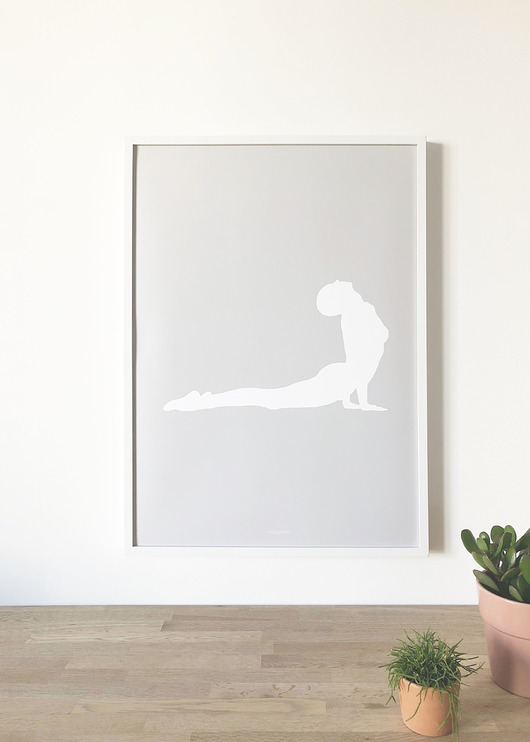 plakaty Plakat YOGA Pies z głową do góry jasny szary
