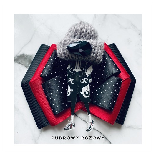 broszki Czarno - Biała z czerwienią Broszka z Lalką NOWOŚĆ