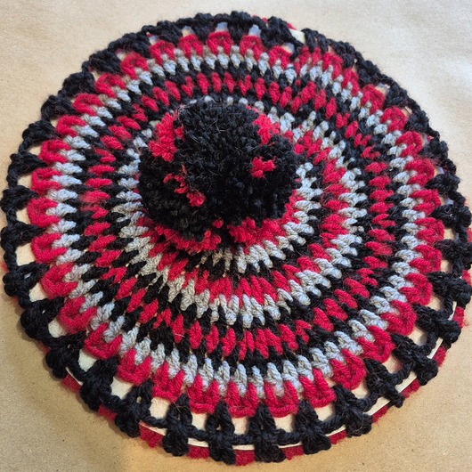 czapki damskie Unikatowy beret w wielokolorowe wzory.