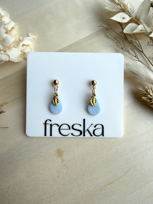 kolczyki z masy plastycznej Kolczyki Krople z listkiem - błękitne LIMITED