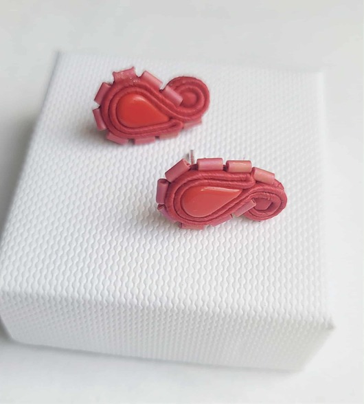 kolczyki soutache Łezki sztyfty czerwone - kolczyki z sutaszu