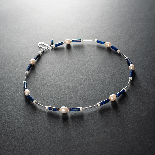 kolie Delikatny naszyjnik srebrny z perłą i lapis lazuli.[PN13]