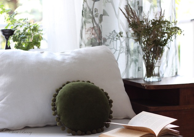 poduszki gładkie Poduszka welur okrągła z pomponami boho brudny zielony