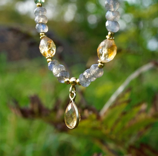 złote naszyjniki Opalizujący naszyjnik z zawieszką z cytrynem