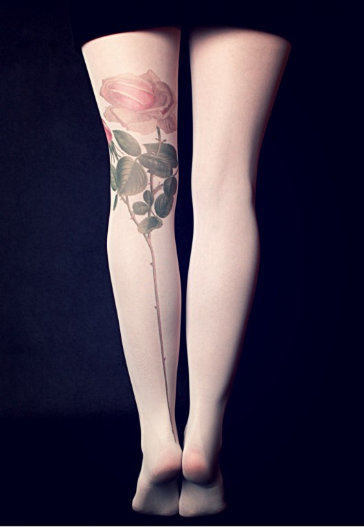 Rajstopy Tattoo Tights - Kolorowa róża Kelly at large