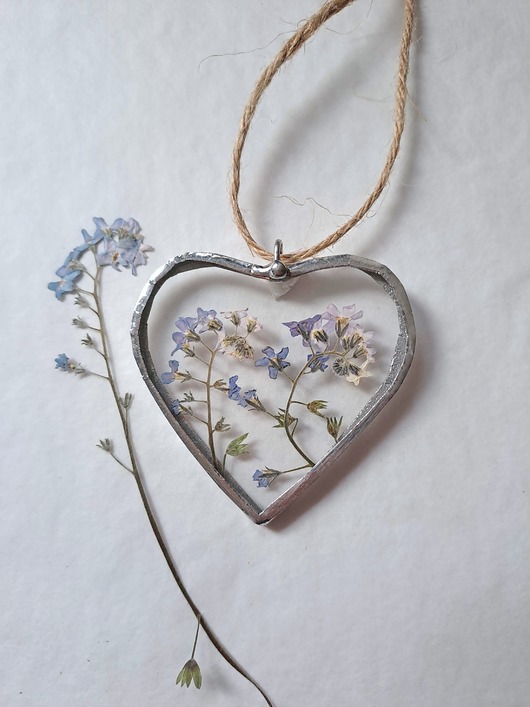 Ozdoby na ścianę Serce witrażowe z suszonymi niezapominajkami 5,5 cm