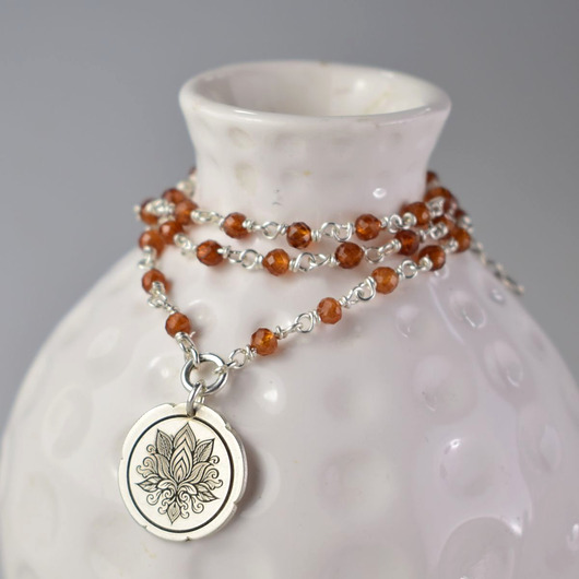 srebrne naszyjniki Kwiat Lotosu - srebrny naszyjnik z granatem