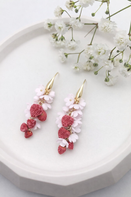 kolczyki z masy plastycznej Kolczyki z poziomkami i niezapominajkami. Handmade Polska. Polimerowa glina