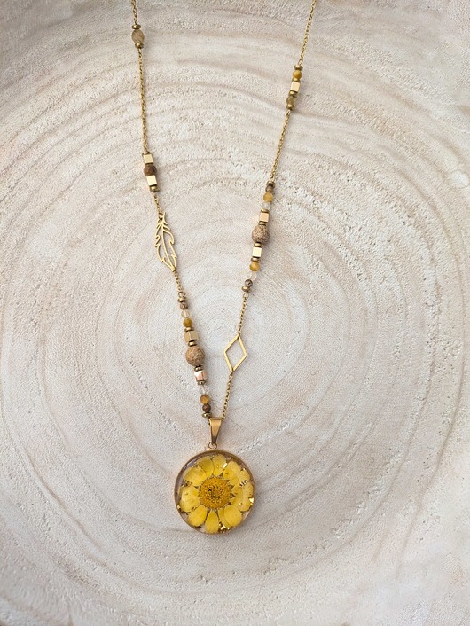 wisiory Naszyjnik z kamieniami i żółtym kwiatkiem żywica