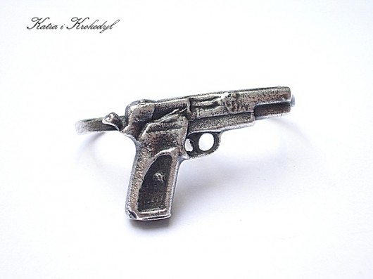 Conventional weapons - pierścionek Katia i krokodyl