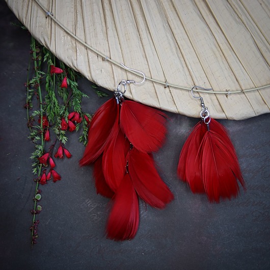 kolczyki z piórami Czerwone asymetryczne pióra boho, srebro