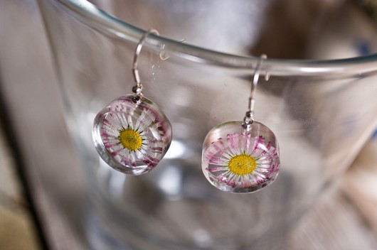 Kolczyki ze stokrotkami w żywicy So Jewelry