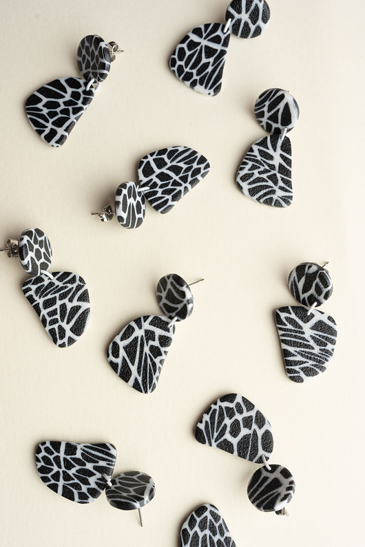 kolczyki z masy plastycznej Asymetryczne sztyfty w abstrakcyjny wzorek