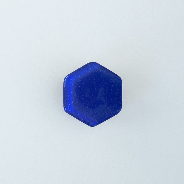 gałki do mebli Niebieska gałka do mebli sześciokątna, szklana Hexagon - ultramaryna