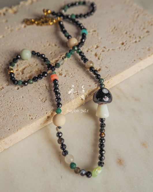 chokery Naszyjnik z błyszczących kamieni z grzybkiem