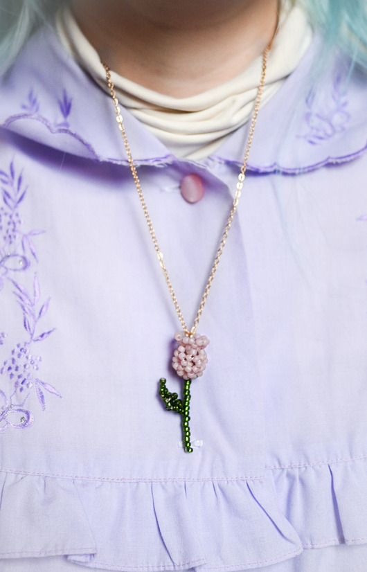 wisiory Naszyjnik tulipan w kolorze mauve, handmade kwiat z koralików kwiaty biżuteria