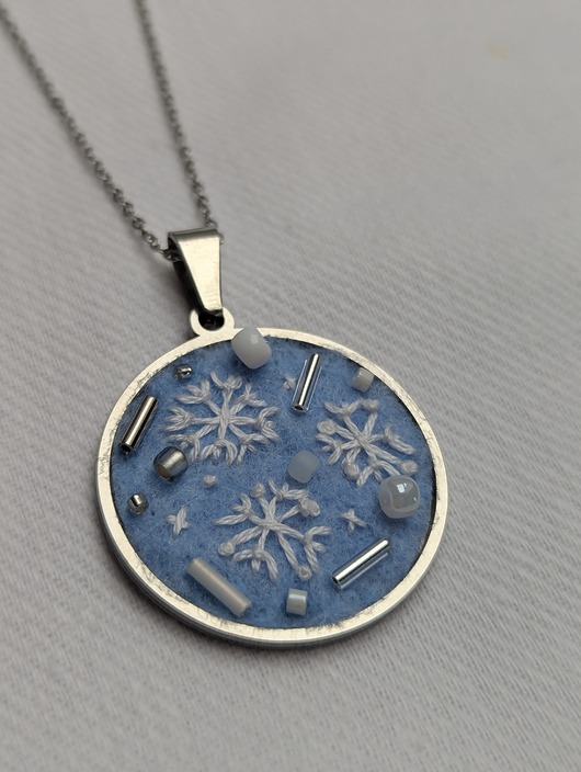 wisiory Ręcznie haftowany naszyjnik z płatkami śniegu