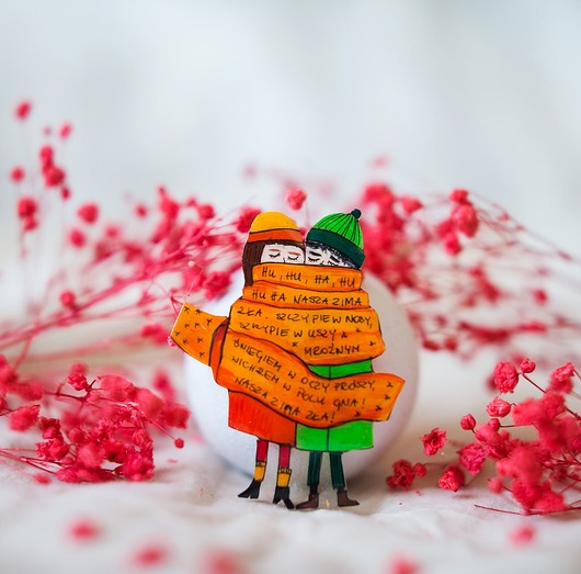 broszki Broszka z parą zakochanych zmarzluchów