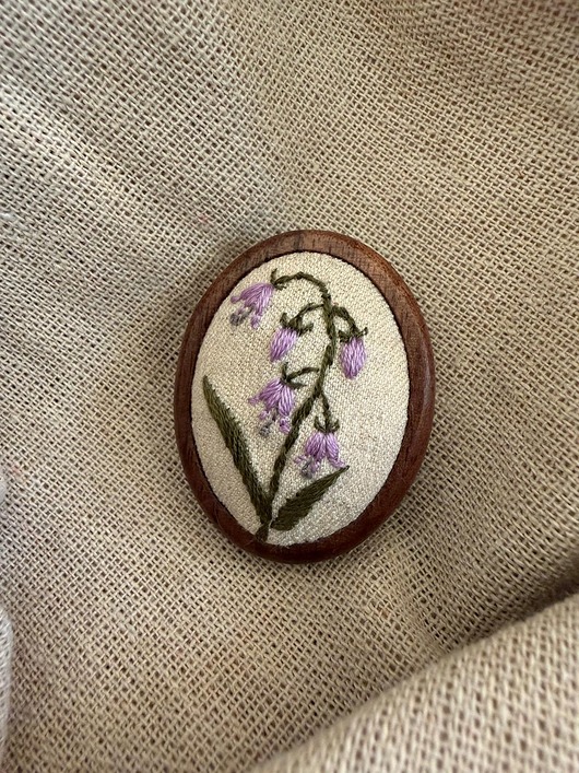 broszki Ręcznie haftowana broszka "Dzwonki"