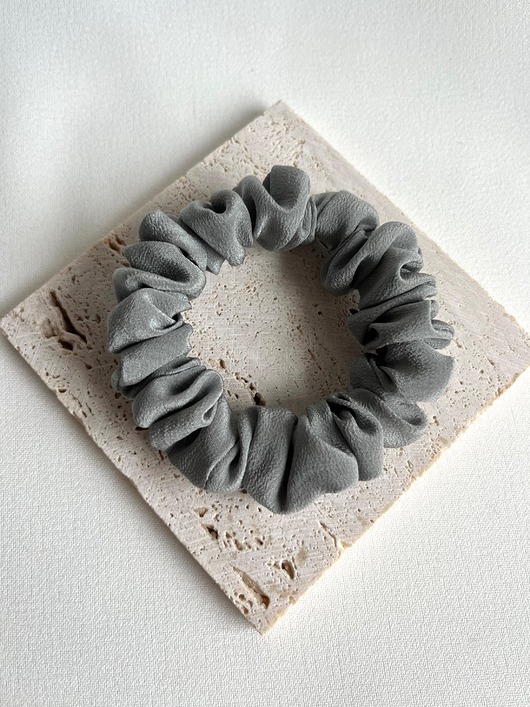 gumki do włosów Jedwabna szara gumka do włosów Grey Silk - mini 8 cm