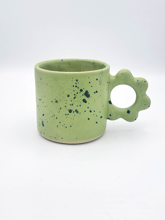 kubki Ceramiczny kubek z kwiatowym uszkiem