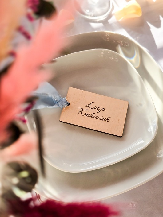 dodatki ślubne Drewniana winietka ślubna z grawerem i wstążką szyfonową - prostokątna