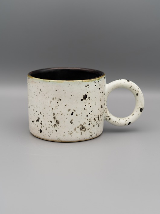 kubki Ceramiczny kubek z okrągłym uszkiem