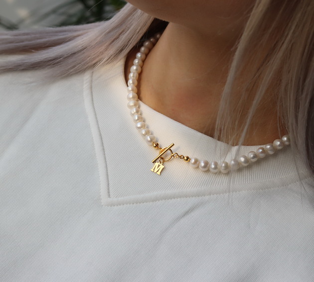 chokery Choker naszyjnik perły naturalne literka srebro